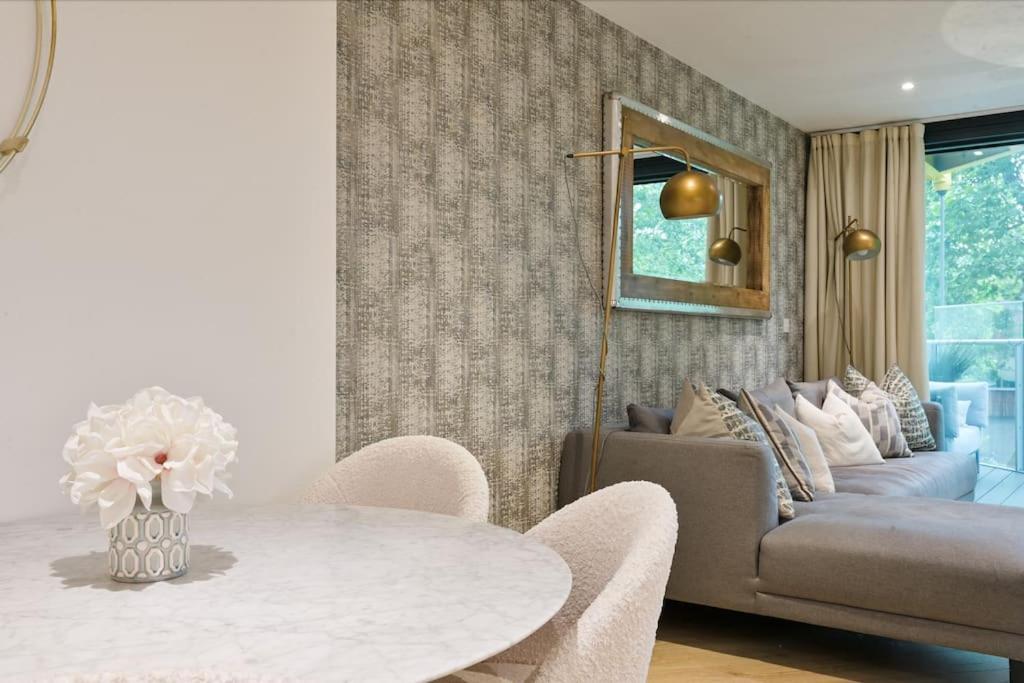 Boutique Designer With Balcony-2 Bedroom Appartamento *