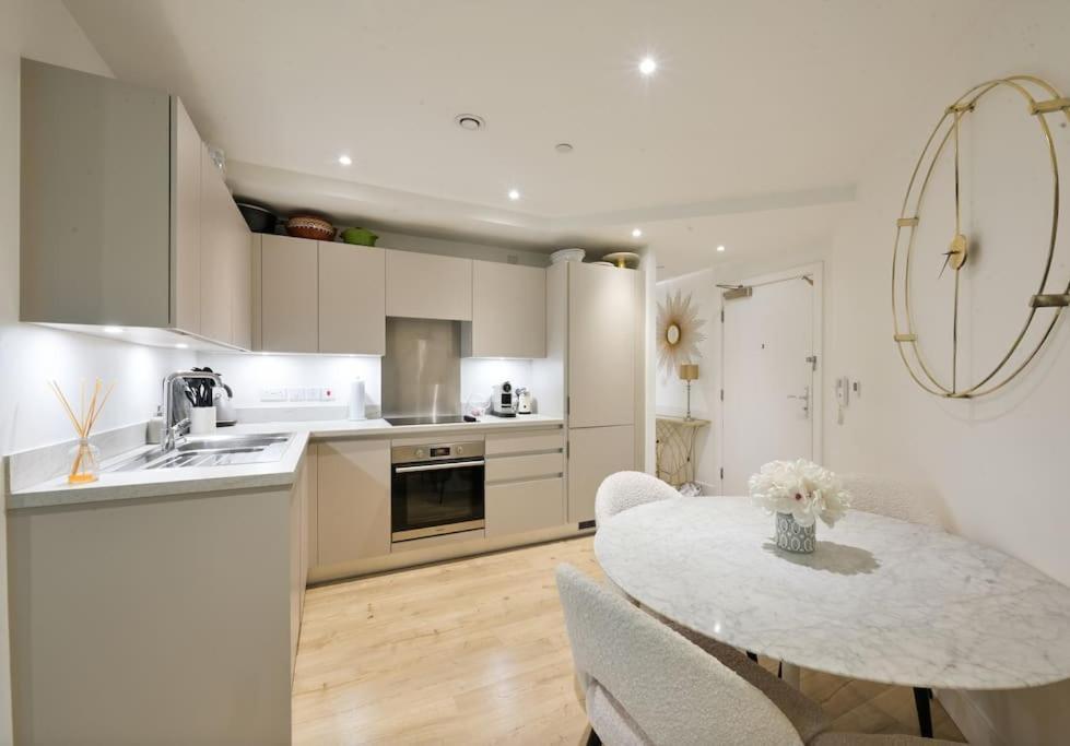 Boutique Designer With Balcony-2 Bedroom * Londra