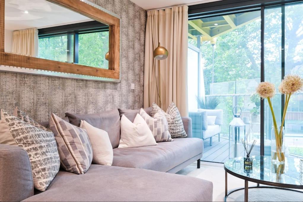 Boutique Designer With Balcony-2 Bedroom Londra