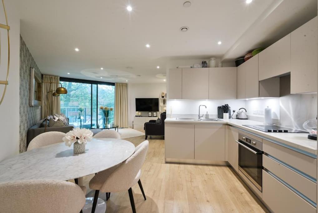 Appartamento Boutique Designer With Balcony-2 Bedroom Londra